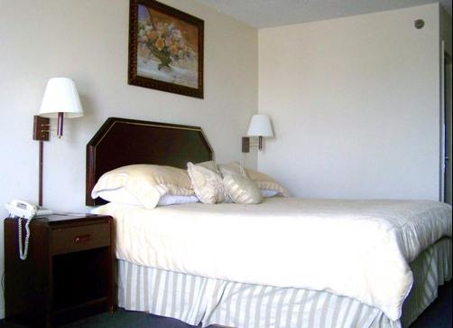 Courtesy Inn & Suites - Mansfield - Bed