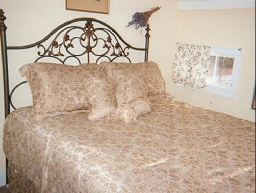 A Meadow House - Lakeville - Bed