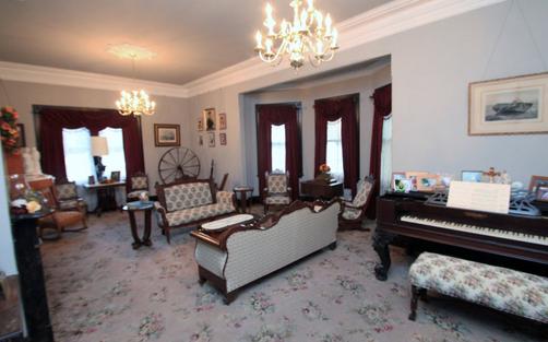 The Dominion House Bed & Breakfast - Blooming Grove - Living room