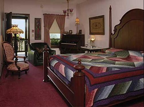 Miller Haus Bed & Breakfast - Millersburg - Bedroom