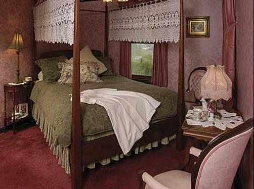 Miller Haus Bed & Breakfast - Millersburg - Bed