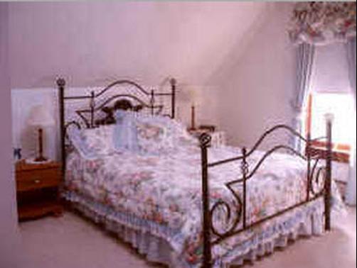 Carriage House Bed and Breakfast - Woodstock - Bed
