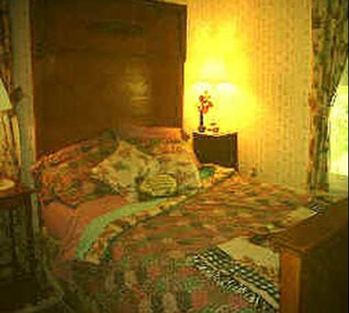 Carriage House Bed and Breakfast - Woodstock - Bed
