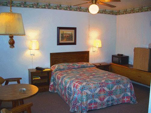 The Golden Inn - New Paris - Bedroom
