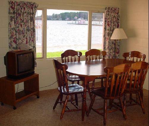Silver Sands Motel - Gilford - Living room