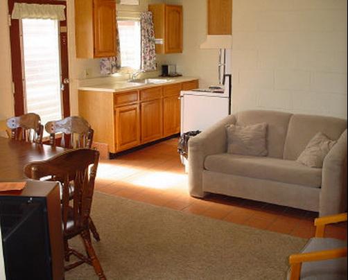 Silver Sands Motel - Gilford - Living room
