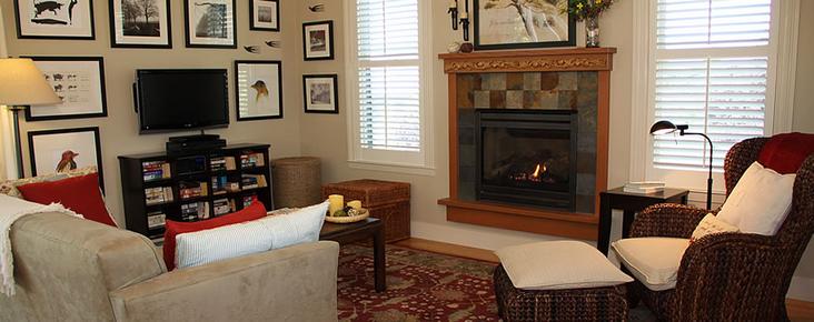 AppleGarden Cottage - Tomales - Living room