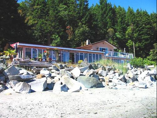 Copes Islander Oceanfront B&B - Comox - Building