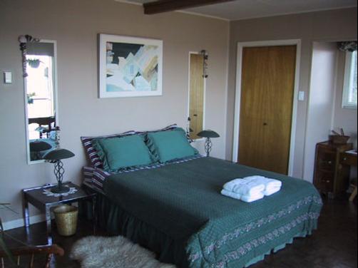 Copes Islander Oceanfront B&B - Comox - Bedroom