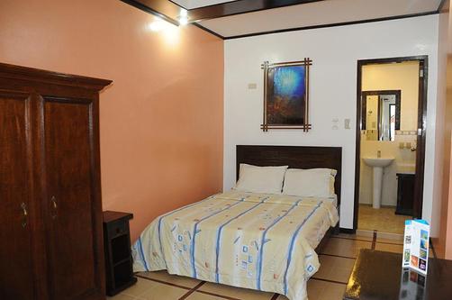 Crystal Blue Resort - Batangas - Bedroom