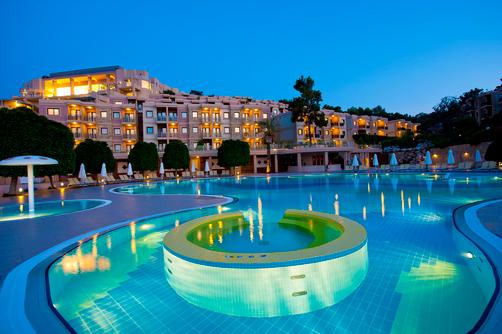 Hilton Bodrum Turkbuku Resort & Spa - Bodrum - Building