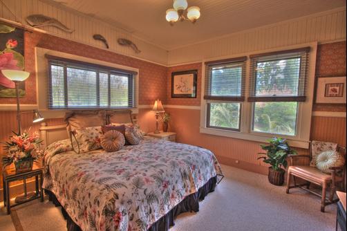 Aloha Junction Bed & Breakfast - Volcano - King bedroom