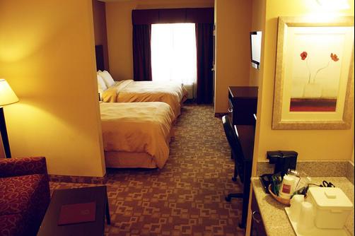 Comfort Suites - Rome - Queen bedroom