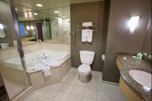 Oakes Hotel Overlooking The Falls - Niagara Falls - Bathroom