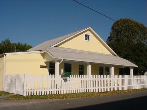 Alexander House Inn & Hostel - Charlottesville - Building