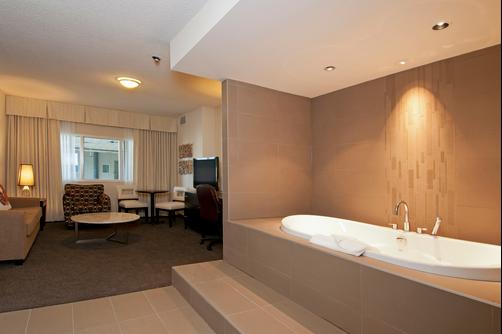 Coast Kamloops Hotel & Conference Centre - Kamloops - Bedroom