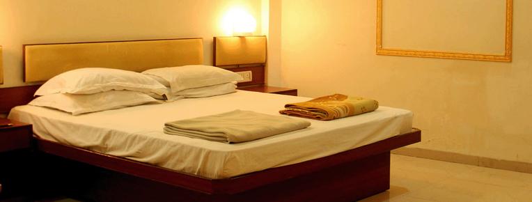 Hotel Gulzar Towers - Jabalpur - Bed