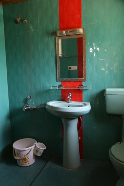 Swiss Hotel Kashmir - Srinagar - Bathroom