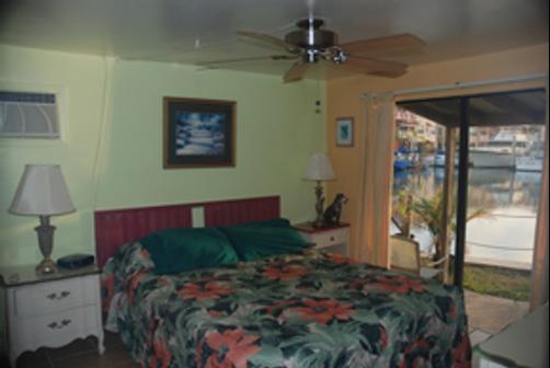 Changing Tides Cottages - Madeira Beach - Bedroom