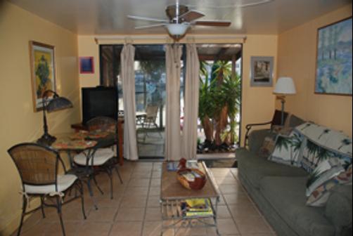 Changing Tides Cottages - Madeira Beach - Living room