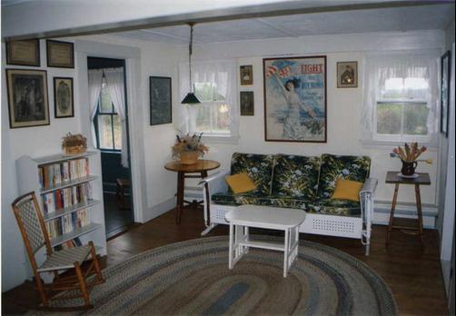 Brannon Bunker Inn - Walpole - Living room