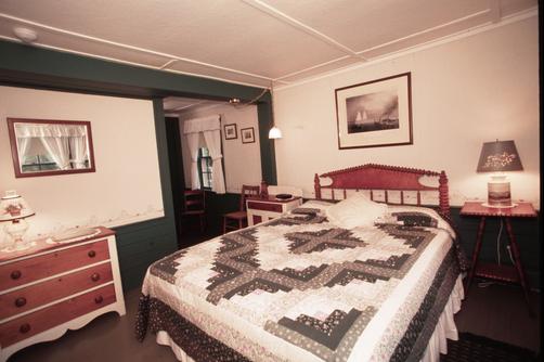 Brannon Bunker Inn - Walpole - Bedroom