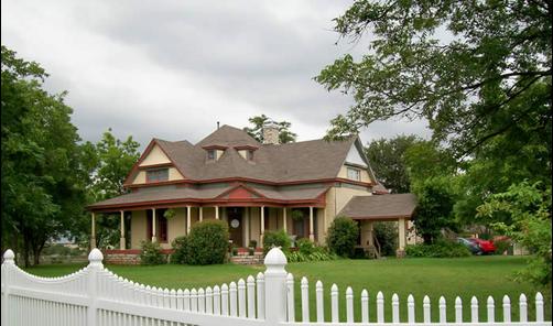 Baker St. Harbour Waterfront Bed & Breakfast - Granbury - Building
