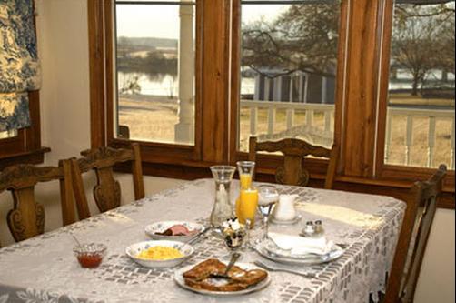 Baker St. Harbour Waterfront Bed & Breakfast - Granbury - Living room