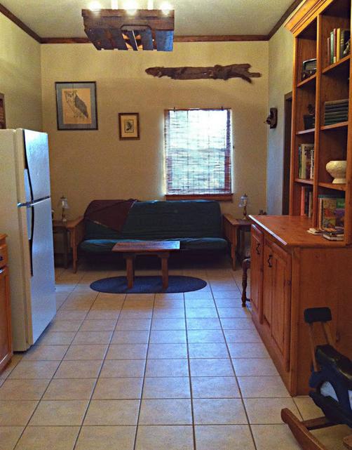 Dinosaur Trail Cabins & Cottages - Granbury - Living room
