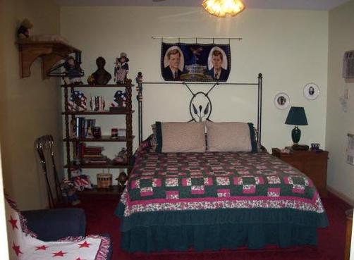 Lowe House - Mountain View - Bedroom