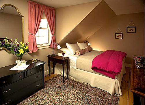 Beaver Pond Farm Bed & Breakfast - Warren - Bedroom