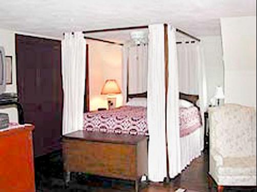 Woody Hill B & B - Westerly - Bedroom