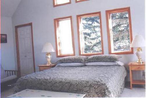 Macarthur House Bed And Breakfast - Grand Marais - Bed