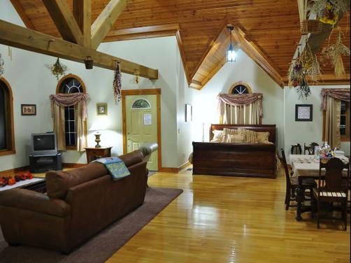 Premier Carriage House Cottages - Millersburg - Bedroom