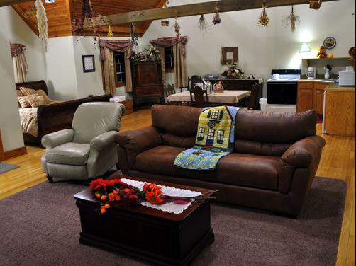 Premier Carriage House Cottages - Millersburg - Bedroom