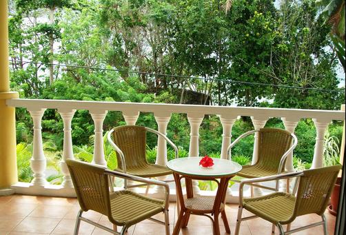 Reef Holiday Apartments - Mahe Island - Balcony