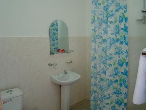 Reef Holiday Apartments - Mahe Island - Bathroom