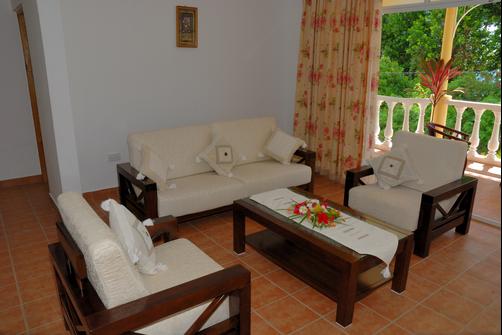 Reef Holiday Apartments - Mahe Island - Living room