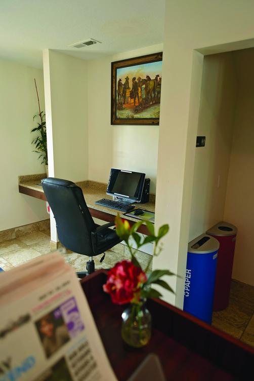 Econo Lodge University - Lawrence - Business center