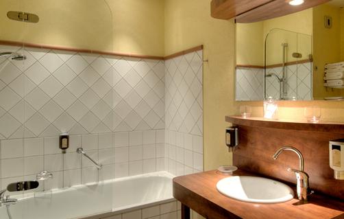 Hôtel-Restaurant Les Hortensias - Barr - Bathroom