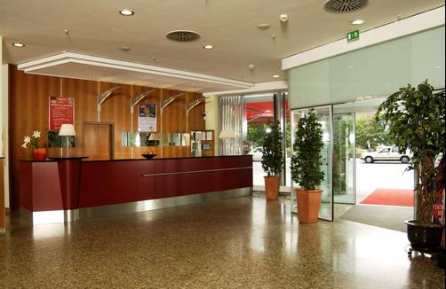 InterCityHotel Berlin Ostbahnhof - Berlin - Front desk