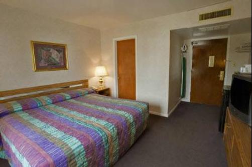Budgetel Inn Glen Ellyn - Glen Ellyn - King bedroom