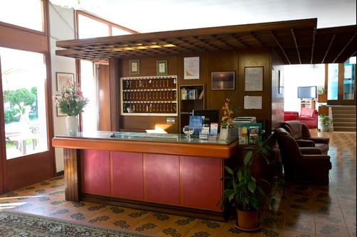 Hotel Plaza - Grado - Front desk