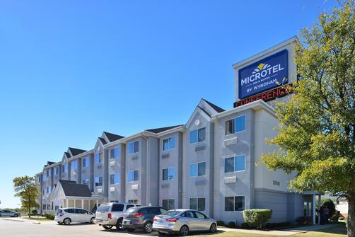 Microtel Inn & Suites by Wyndham Ft. Worth North/At Fossil - Fort Worth - Outdoors view