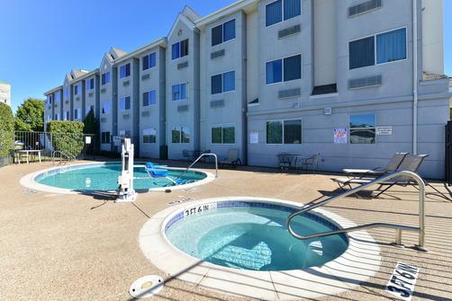 Microtel Inn & Suites by Wyndham Ft. Worth North/At Fossil - Fort Worth - Pool