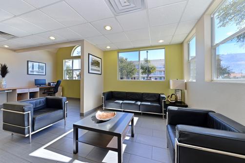 Microtel Inn & Suites by Wyndham Ft. Worth North/At Fossil - Fort Worth - Lobby
