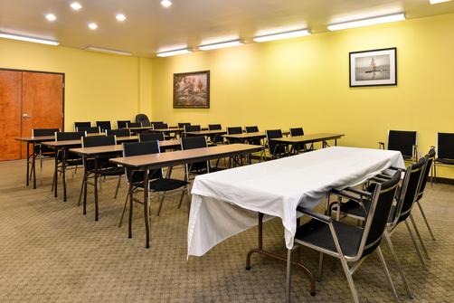 Microtel Inn & Suites by Wyndham Ft. Worth North/At Fossil - Fort Worth - Conference room