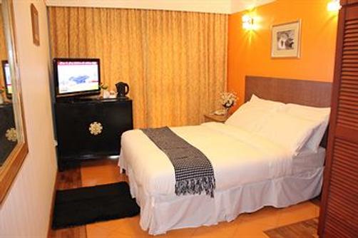 Claremont Hotel - Singapore - Queen bedroom