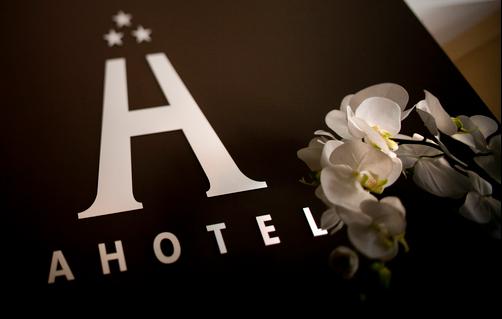 Ahotel Ljubljana - Ljubljana - Front desk