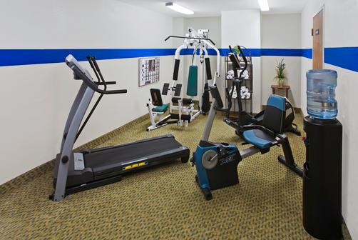 Microtel Inn & Suites by Wyndham Kingsland - Kingsland - Gym
